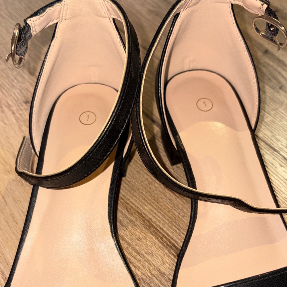 Elegant Black Strappy Women's Sandals - Picture 7 of 8